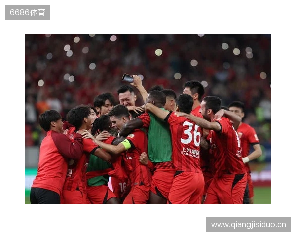 三连冠！上海海港加冕2025赛季中超冠军，摘下队史中超第四星